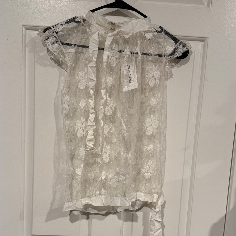 Chic White Lace Blouse by Collette Dinnigan